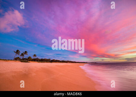 Eine ideale Sonnenuntergang auf der zwei Kilometer lang, 300 Meter breit, Papohaku Strand an der Westküste von Molokai. Dies ist die längste weiße Sandstrand in Th Stockfoto