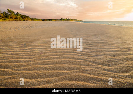 Wind Wellen in den Sand auf der zwei Kilometer lang, 300 Meter breit, Papohaku Strand an der Westküste von Molokai. Dies ist die längste Weiß - s Stockfoto