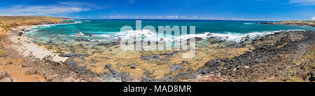 Zwei Jungen (MR) die Küste von Moomomi Strand, Nature Conservancy Preserve, auf der Nordseite der Insel Molokai, Hawaii erkunden. Fünf Bilder wurden Stockfoto