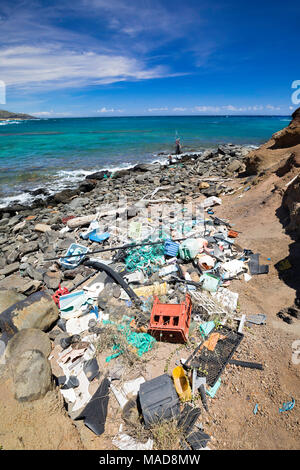 Viel von der Nordseite der Insel Molokai an unzugänglichen. Passatwinde onshore regelmäßig holt mit ihnen Pfähle aus Kunststoff, die gewesen sind, Stockfoto