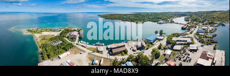 Ein Luftbild der Stadt Colonia und Tomil Hafen auf der Insel Yap, Föderierte Staaten von Mikronesien.