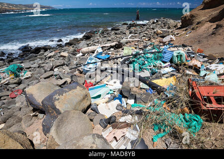 Viel von der Nordseite der Insel Molokai an unzugänglichen. Passatwinde onshore regelmäßig holt mit ihnen Pfähle aus Kunststoff, das gewesen ist, Stockfoto