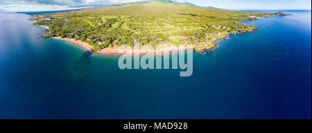 Eine Luftaufnahme von Po'olenalena Beach Park und der Wailea Golfplatz, South Maui, Hawaii, USA. Stockfoto