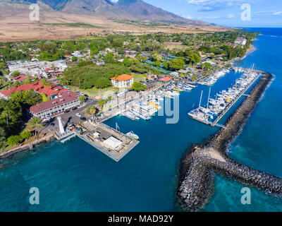 Ein Luftbild von Lahaina Hafen und Stadt, darunter das Pioneer Inn, Maui, Hawaii, USA. Stockfoto