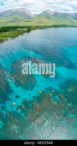 Ein Luftbild von Kajaks über die Riffe aus Olowalu, West Maui, Hawaii, USA. Sechs Fotografien wurden für diese letzte Bild kombiniert. Stockfoto