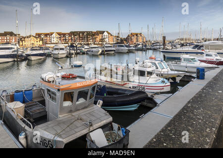 Fischerboote, Trawler und Yachten am Custom House Quay Weymouth Hafen, Weymouth, Dorset, England, UK günstig Stockfoto