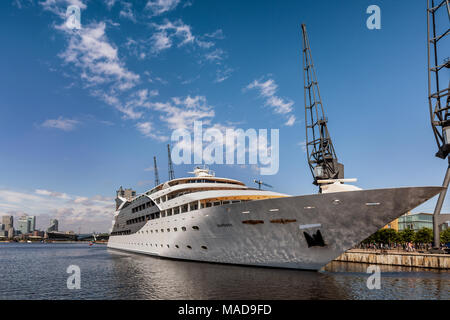 Sunborn ist der einzige Super Yacht Hotel in Großbritannien. Es ist im Royal Victoria Dock, London günstig. In der Ferne sind die Wolkenkratzer von Canary Wharf. Stockfoto