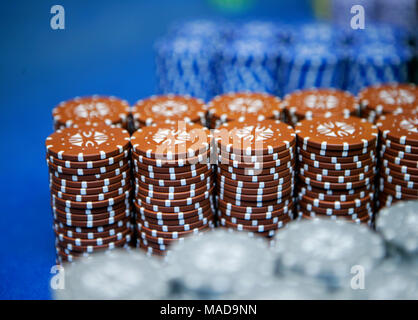 Pocker Chips am Tisch, closeup gestapelt, Kasino Stockfoto