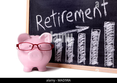 Rosa Sparschwein mit Brille stand neben einer Tafel mit Altersvorsorge Nachricht. Fokussierung auf das Sparschwein. Stockfoto