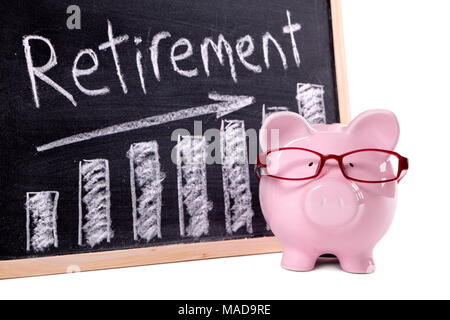 Rosa Sparschwein mit Brille stand neben einer Tafel mit Altersvorsorge Nachricht. Fokussierung auf das Sparschwein. Stockfoto