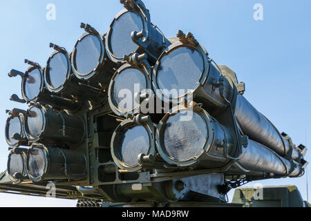 KADAMOVSKIY TRAINING GROUND, ROSTOV REGION, Russland, 26. AUGUST 2017: Sowjetische schwere mehrere Raketenwerfer 9A 52-2 SMERCH Stockfoto