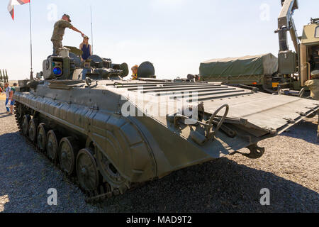 KADAMOVSKIY TRAINING GROUND, ROSTOV REGION, Russland, 26. AUGUST 2017: Soldat zeigt Besuchern die mobile Aufklärung post PRP-4A Stockfoto