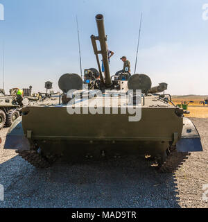 KADAMOVSKIY TRAINING GROUND, ROSTOV REGION, Russland, 26. AUGUST 2017: Der Schützenpanzer BMP-3, Vorderansicht Stockfoto