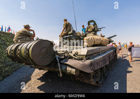 KADAMOVSKIY TRAINING GROUND, ROSTOV REGION, Russland, 26. AUGUST 2017: Soldaten sitzen auf dem Tank T-90 eine während der Ausstellung Stockfoto