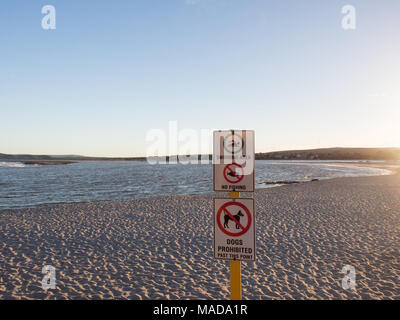 Warnschilder auf Murchison River Beach, Kalbarri, Western Australia Stockfoto
