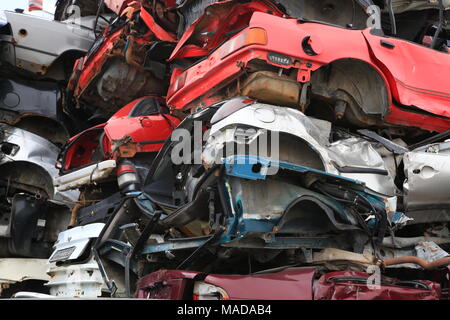 Gestapelt, zertrümmerte Autos für Schrott, bunt, alt und neu Stockfoto