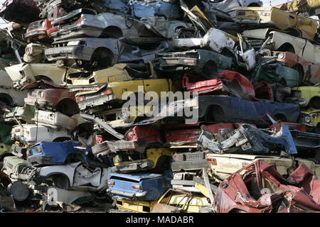 Gestapelt, zertrümmerte Autos für Schrott, bunt, alt und neu Stockfoto
