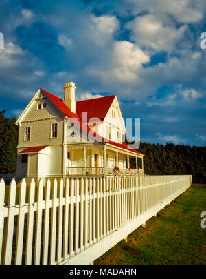 F 00073 M. tif Heceta Haus mit weißen Lattenzaun. Devil's Elbow State Park, Illinois Stockfoto