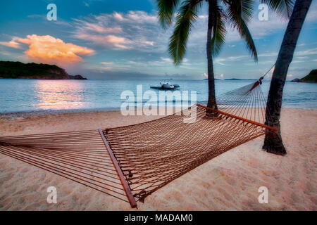 Hängematte und Sonnenuntergang am Bolongo Bay Beach. St. Thomas. Jungferninseln (US). Stockfoto