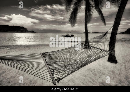 Hängematte und Sonnenuntergang am Bolongo Bay Beach. St. Thomas. Jungferninseln (US). Stockfoto