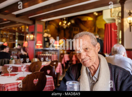 Ältere Menschen Porträt, Renard Prêchant restaurant Innenraum, Straßburg, Elsass, Frankreich, Europa, Stockfoto