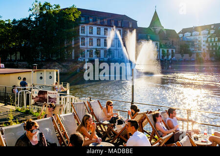 Café Terrasse auf dem Lastkahn, Bar auf dem Boot, Menschen, Ill, Sonnenuntergang, Sommer, Straßburg, Elsass, Frankreich, Europa, Stockfoto