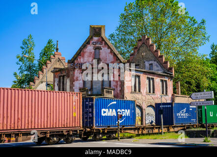 Güterzug, der an der verlassenen Brasserie Au Petit Rhin vorbeifährt, zerstörtes Haus, ausgebrannter Dachrahmen, Straßburg, Elsass, Frankreich, Europa, Stockfoto