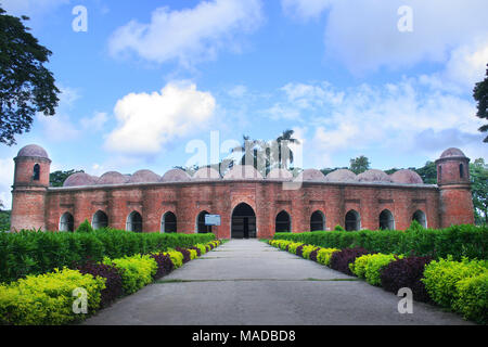 Die 60 Kuppel Moschee oder Shaṭ Gombuj Moshjid auch als Shait Gambuj Gunbad Masjid Moschee oder spricht, ein UNESCO-Weltkulturerbe bekannt. Bagerhat. Stockfoto