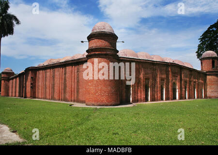 Die 60 Kuppel Moschee oder Shaṭ Gombuj Moshjid auch als Shait Gambuj Gunbad Masjid Moschee oder spricht, ein UNESCO-Weltkulturerbe bekannt. Bagerhat. Stockfoto