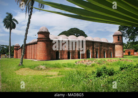 Die 60 Kuppel Moschee oder Shaṭ Gombuj Moshjid auch als Shait Gambuj Gunbad Masjid Moschee oder spricht, ein UNESCO-Weltkulturerbe bekannt. Bagerhat. Stockfoto
