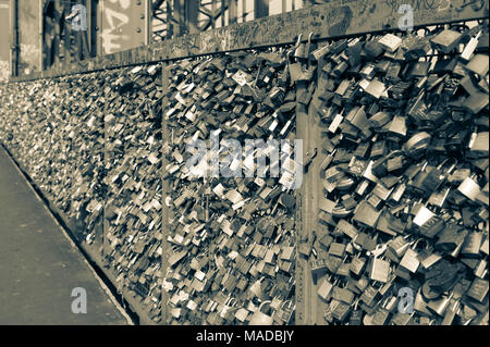 Köln, Deutschland - 11. SEPTEMBER 2016: Hohenzollern Eisenbahnbrücke in Köln oder Kölner Liebe sperrt Brücke mit tausenden Vorhängeschlösser mit Verliebten, links Stockfoto