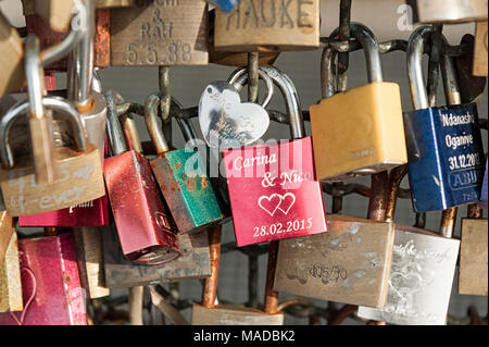Köln, Deutschland - 11. SEPTEMBER 2016: Hohenzollern Eisenbahnbrücke in Köln oder Kölner Liebe sperrt Brücke mit tausenden Vorhängeschlösser mit Verliebten, links Stockfoto