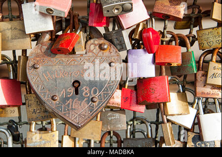 Köln, Deutschland - 11. SEPTEMBER 2016: Hohenzollern Eisenbahnbrücke in Köln oder Kölner Liebe sperrt Brücke mit tausenden Vorhängeschlösser mit Verliebten, links Stockfoto