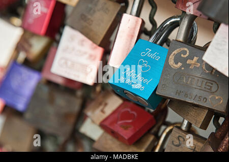 Köln, Deutschland - 11. SEPTEMBER 2016: Hohenzollern Eisenbahnbrücke in Köln oder Kölner Liebe sperrt Brücke mit tausenden Vorhängeschlösser mit Verliebten, links Stockfoto
