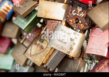 Köln, Deutschland - 11. SEPTEMBER 2016: Hohenzollern Eisenbahnbrücke in Köln oder Kölner Liebe sperrt Brücke mit tausenden Vorhängeschlösser mit Verliebten, links Stockfoto