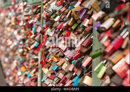 Köln, Deutschland - 11. SEPTEMBER 2016: Hohenzollern Eisenbahnbrücke in Köln oder Kölner Liebe sperrt Brücke mit tausenden Vorhängeschlösser mit Verliebten, links Stockfoto