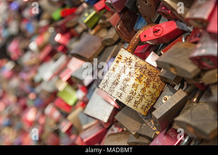 Köln, Deutschland - 11. SEPTEMBER 2016: Hohenzollern Eisenbahnbrücke in Köln oder Kölner Liebe sperrt Brücke mit tausenden Vorhängeschlösser mit Verliebten, links Stockfoto