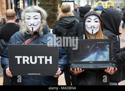 Eine Gruppe der Tierrechte Mitkämpfer im Zentrum von Birmingham, England. Die trugen alle Guy Fawkes Typ Masken und trugen Plakate mit dem Wort 'Wahrheit' Stockfoto