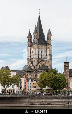 Bunte Häuser im bayerischen Stil und die Romanische Kirche "Brutto Sankt Martin" (Groß St. Martin) in der Altstadt von Köln - Deutschland Stockfoto