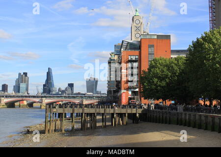 Blick auf die Themse von der South Bank in Richtung Gabriel's Wharf, der Oxo Tower und das Finanzviertel der Stadt, London, UK, PETER GRANT Stockfoto