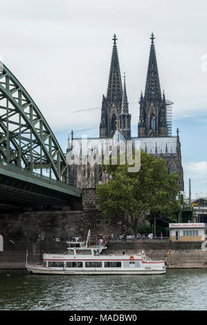 Blick auf den Kölner Dom Kölner Dom und Rhein unter der Hohenzollernbrücke - Köln, Nordrhein-Westfalen, Deutschland Stockfoto