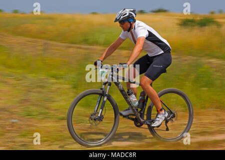 Biker reiten auf einem schmutzigen Weg. MTB Cross Marathon (Amateure). Kielce, Polen, 26. Juni 2016. Stockfoto