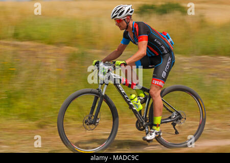 Seitenansicht der Mountainbiker. MTB Cross Marathon (Amateure). Kielce, Polen, 26. Juni 2016. Stockfoto