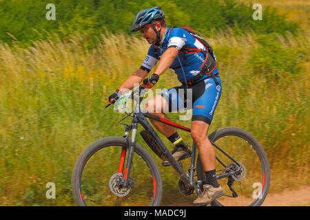 Seitenansicht der Mountainbiker. MTB Cross Marathon (Amateure). Kielce, Polen, 26. Juni 2016. Stockfoto