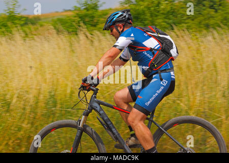 Seitenansicht der Mountainbiker. MTB Cross Marathon (Amateure). Kielce, Polen, 26. Juni 2016. Stockfoto