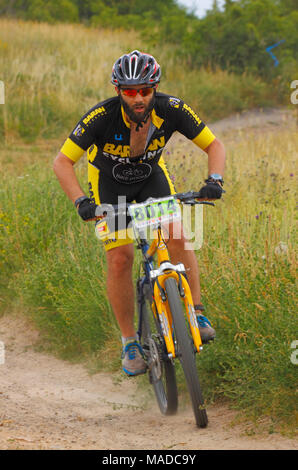 Mountainbike rider auf einen schmutzigen Weg. MTB Cross Marathon (Amateure). Kielce, Polen, 26. Juni 2016. Stockfoto
