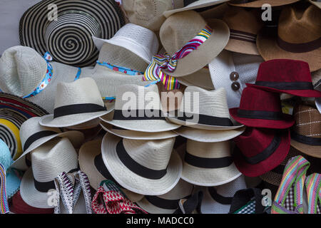 Eine Auswahl der Hüte auf den Verkauf an Touristen - für Sonnenschutz- oder für Souvenirs. Stilen gehören Panama Hüte in beige und rot Beide getrimmt mit Schwarz. Stockfoto