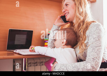 Freiberuflich arbeitete Mama mit baby Stockfoto