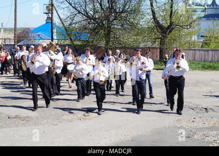 Mstyora, Russia-May 9,2014: Menschen mit Musik Instrument zur Feier des 9. Mai 2014 Stockfoto