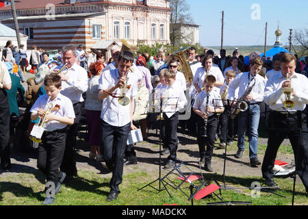 Mstyora, Russia-May 9,2014: Menschen mit Musik Instrument zur Feier des 9. Mai 2014 Stockfoto